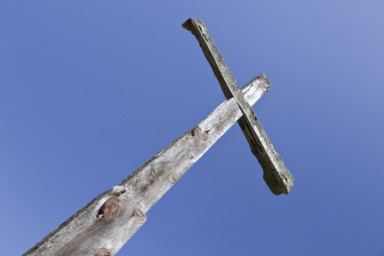 cruz de madera recortada sobre el cielo