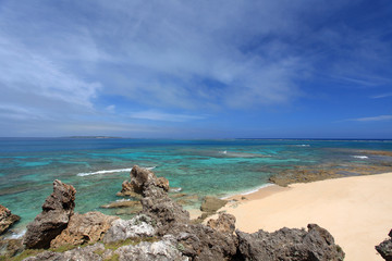 Fototapeta na wymiar 澄んだサンゴ礁の海と紺碧の空