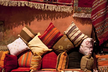 Foto op Canvas Marokkaanse kussens in een straatwinkel in medina souk © Elena Moiseeva