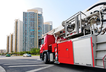 Fototapeta na wymiar Czerwony wóz strażacki