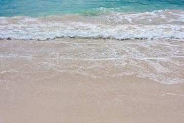 Fototapeta na wymiar fale na plaży