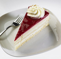 Sahnetorte mit Himbeerpüree