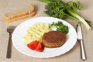 Cutlet with mashed potatoes and vegetables