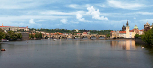 Obraz premium Panoramiczne widoki na Most Karola i rzeki
