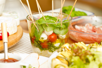 Tomate Mozzarella am Spie&szlig;