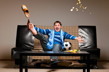 Fototapeta soccer fan on sofa obraz