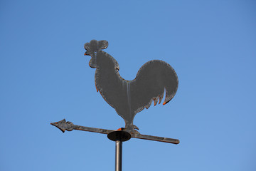Wetterhahn vor blauem Himmel