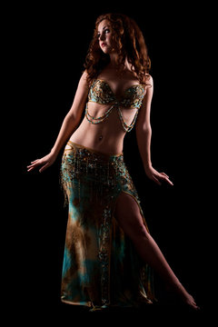 orientalische Tänzerin vor schwarzem Hintergrund