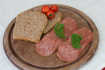 jausenteller mit Salami und Brot
