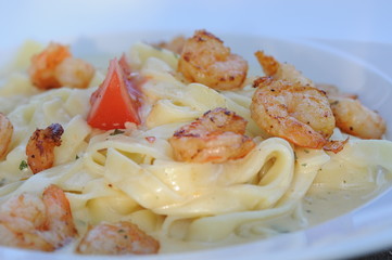 Tagliatelle mit Garnelen in Knoblauchsoße