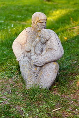 Fototapeta na wymiar Statue of mother and child