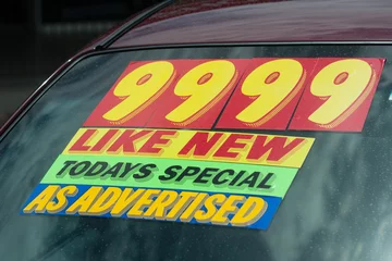 Abwaschbare Fototapete price sticker on used car lot © Gunter_Nezhoda