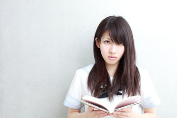 本を読む女子学生