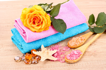 Obraz na płótnie Canvas rose petals, bath salt and towel