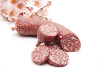 Knoblauchsalami mit Blütenzweig