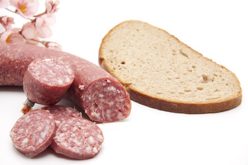 Knoblauchsalami mit Brot