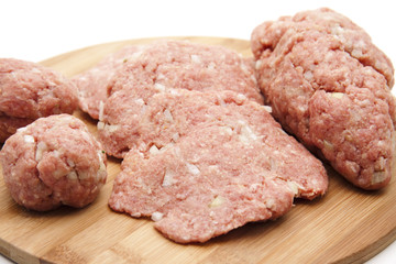 Hackfleisch roh und gewürzt