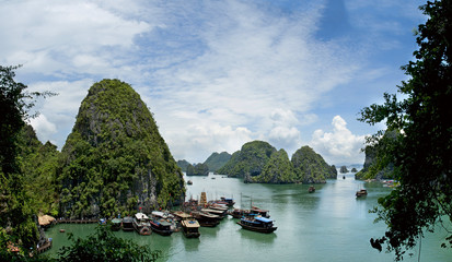 Fototapeta na wymiar Panorama na zatokę Ha Long Bay w Wietnamie