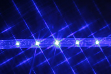 Fototapeta premium пять светодиодных ламп сияют на синем фоне