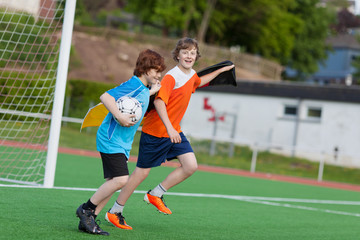 Obraz premium junge fußballer feiern ihren sieg