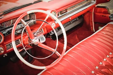 Crédence de cuisine en verre imprimé Vielles voitures intérieur de voiture classique avec sellerie en cuir rouge
