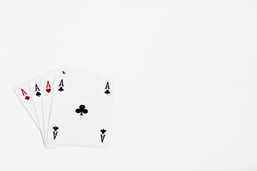 Poker d'assi su fondo bianco