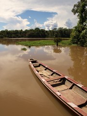 Obraz premium Boat parked at the lodge of Amazon river lagoon in Peru
