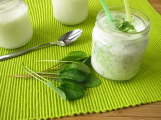 Joghurt Smoothie mit Sauerampfer