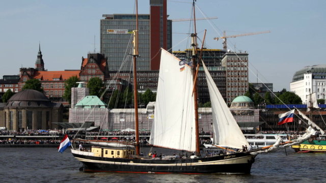 Kutter auf der Elbe, Hamburg