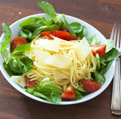Spaghetti an Feldsalat