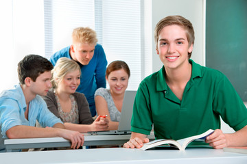 Obraz premium Lerngruppe im Klassenraum