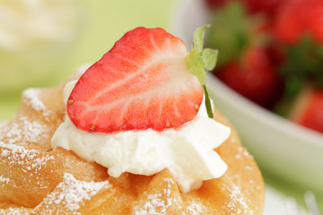 Windbeutel mit Erdbeeren und Sahne