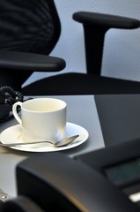 Büro und Kaffeetasse