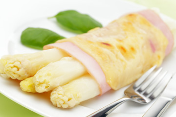 Spargel mit Schinken und Käse überbacken