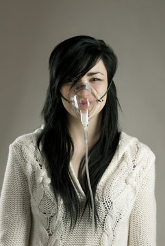 girl with oxygen mask