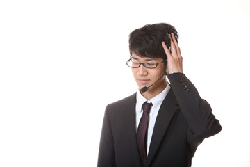 頭を抱える男性