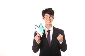 初心者マークを持った男性