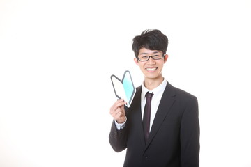 初心者マークを持った男性