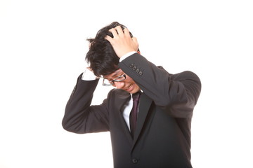 頭を抱える男性