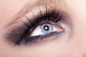 Obraz premium Auge Smokey Eyes Nahaufnahme