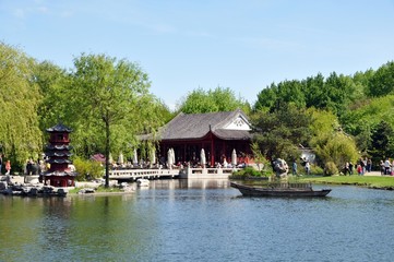 Fototapeta na wymiar Chińska restauracja w ogrodzie