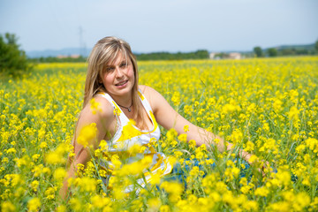 Naklejka na ściany i meble jolie femme blonde dans un champs jaune