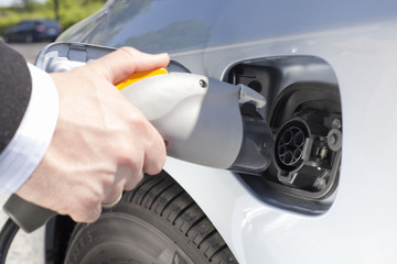 Tankstutzen und Zapfpistole bei einem Elektroauto