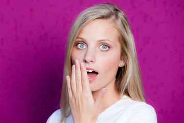 Fototapeta premium erschrockene blonde frau