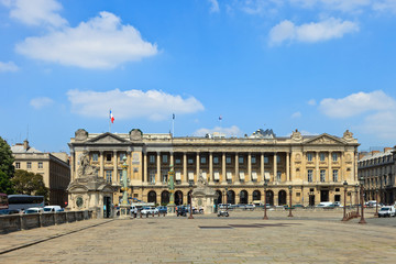 Fototapeta na wymiar Place de la Concorde w Paryżu i jego piękną architekturą.