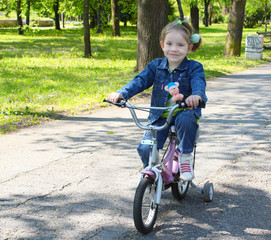 Fototapeta na wymiar child riding bicycle in park