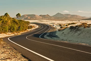 Fototapete Rund Kurvenreiche Straße in der Wüste, Corralejo, Spanien © Brigida Soriano