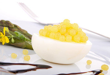 oeuf dur et perles de jaune d'oeuf