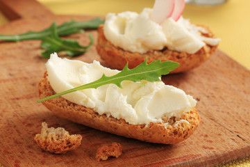 Crispy roll and spread