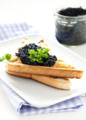 Kaviar auf Toast